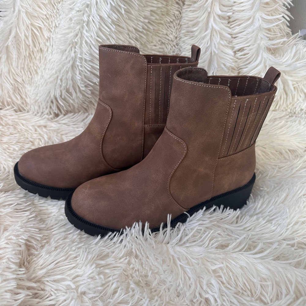 NWT Chelsea Brown Ankle Boots Size 37 (US 6)